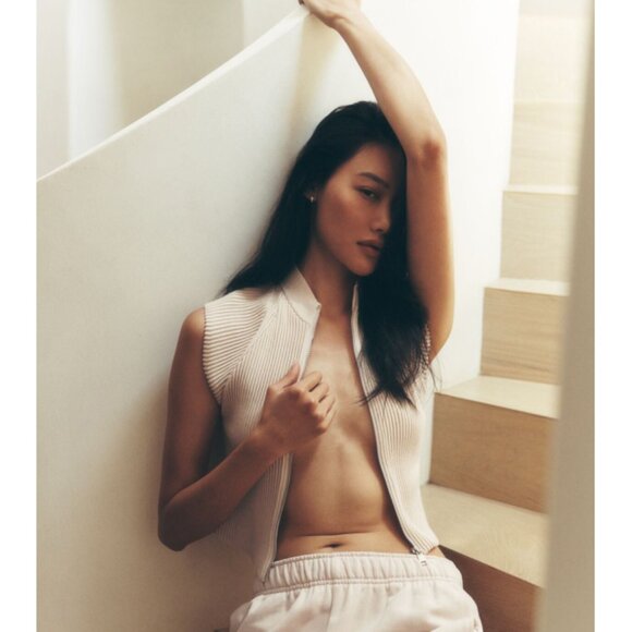 Alo Denim Knit Sleeveless Full Zip Top Oat Milk Beige Cream Sweater Knit Zipper - Picture 2 of 15